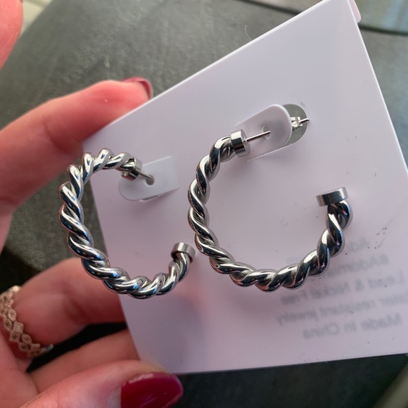 Authentic White rhodium plated stainless steel twisted hoop earrings - Picture 2 of 6